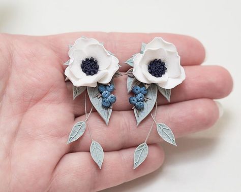 dangle earrings with white anemones and mint leaves polymer clay wedding jewelry White Poppy Flower, Sage Green Leaves, Wedding Flower Jewelry, Anemone Flowers, Orchid Earrings, Blue Berries, Polymer Clay Flower Jewelry, White Anemone, White Poppy