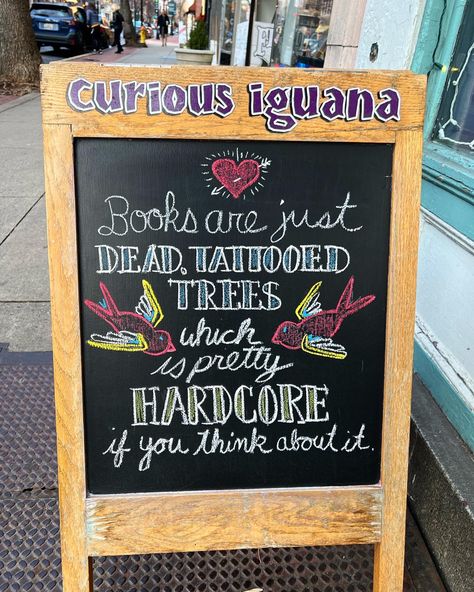 Book Store Decor, Public Library Decorating Ideas, Bookstore Merchandising, Book Sale Display Ideas, Book Store Display, Bookstore Decor Ideas, Bookstore Window Displays, Quirky Library, Bookstore Interior Design