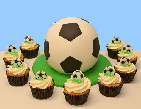 Soccer cake and cupcakes www.lovelycakes.net Football Cupcake Cakes, Cupcake Towers, Football Cupcakes, Jungle Theme Birthday Party, Make Cupcakes, Best Cupcakes, Soccer Cake, Jungle Theme Birthday, Cake And Cupcakes