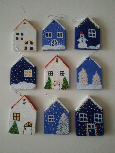 Painted House Ornaments, Clay House Ornaments, House Ornaments Diy, Christmas Decorations Diy Crafts, Wood Block Crafts, Noel Diy, Simple Christmas Decor, Wooden Houses, Small Houses