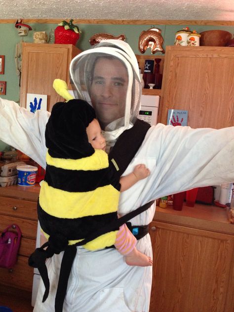 Bee keeper & baby honey bee!  Babywearing costume Babywearing Costumes, Ty A Ja, Family Themed Halloween Costumes, Themed Halloween Costumes, هاكونا ماتاتا, Baby Kostüm, Bee Costume, Family Halloween Costumes, Cute Halloween Costumes