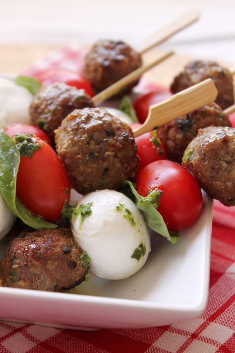 Meatball Kebabs Gameday Party Food, Small Sandwiches, Ancestral Diet, Meatballs Recipes, Awesome Appetizers, Beef Meals, Paleo Foods, Fair Food, Eat Beef