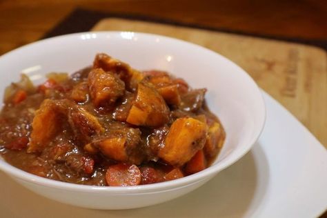 A hot bowl of Venison and Sweet Potato Stew is the perfect recipe for a winter evening. This is an effortless hearty crock-pot stew recipe. Plus, it's low-calorie and healthy if you're on a diet you'll have no guilt. It is made with bite-size pieces of venison, big chunks of sweet potato, carrots, bell peppers, onions, garlic, tomatoes, seasoning, and broth. #Healthy #venison #DeerRecipes #sweetpotato #diet #yummy #meateater #delish #protein Low Calorie Stew, Healthy Stew Recipes, Beer Stew, Sweet Potato Stew, Healthy Stew, Deer Recipes, Potato Stew, Stewed Potatoes, Rachel Ray