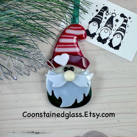 Fused Glass Gift Ideas, Glass Ornament Christmas Tree, Red And Green Christmas, Glass Fusion Ideas, Fused Glass Artwork, Ornament Christmas Tree, Free Gift Tags, Gnome Ornaments, Gnome Christmas