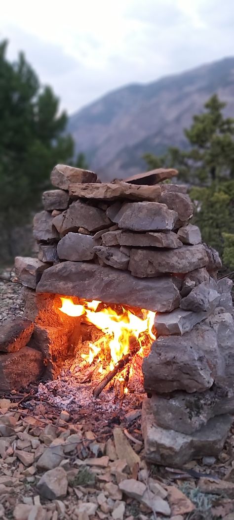 Log Fire Pit, Bushcraft Fireplace, Chiminea Ideas Outdoor Spaces, Stone Fire Pits, Rustic Fire Pit, Fire Pit Chimney, Rustic Outdoor Fireplaces, Natural Fire Pit, Outdoor Fireplace Pizza Oven