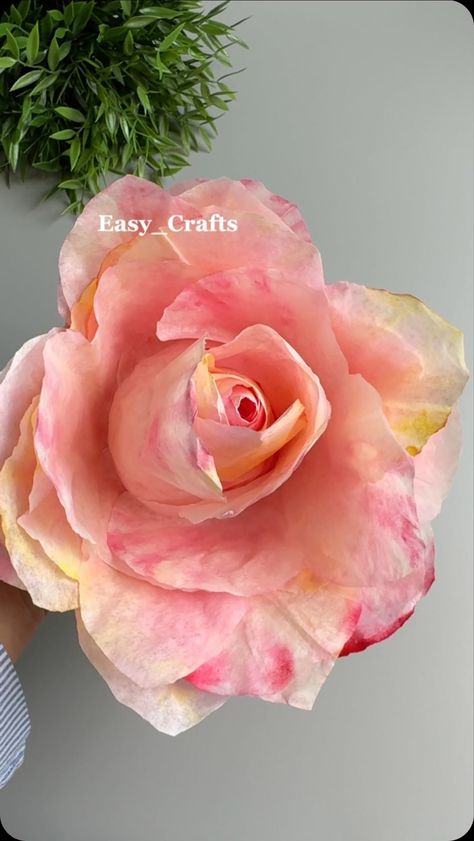 Easy_Crafts | Easy Crafts Ideas | Instagram Paper Flowers Easy, Paper Roses Diy, Tissue Paper Flowers Diy, Diy Instagram, Diy Christmas Decor, Fleurs Diy, Paper Flower Crafts, Handmade Flowers Fabric, Ideas Craft