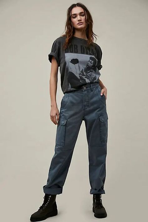 Utility Outfit Women, Utility Jeans Outfit, Cool Lesbian Style, Androgynous Fashion Women Casual, Androgynous Outfits Women, Utility Shirt Outfit, Urban Outfits For Women, Utility Pants Outfit, Butch Lesbian Fashion