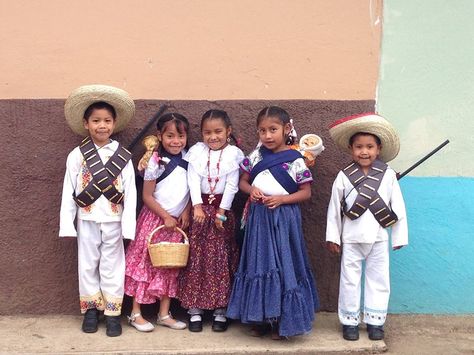 CHIQUITOS EN DESFILE CIVICO DEL DIA DE LA REVOLUCION MEXICANA Mexican Culture, Boy Costumes, Niece And Nephew, Kids Education, Panama Hat, Celebrities, Halloween, Fashion Design, Clothes