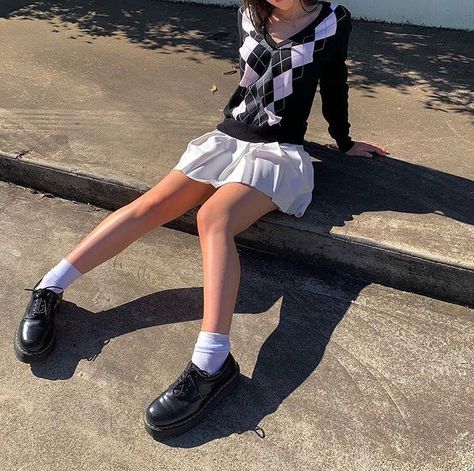 Low Top Doc Martens Outfit, Low Doc Martens Outfit, Black Loafers Outfit, Doc Martens Outfit, Oxford Shoes Outfit, Blogger Outfits, Doc Martens, Grunge Outfits, Aesthetic Outfits