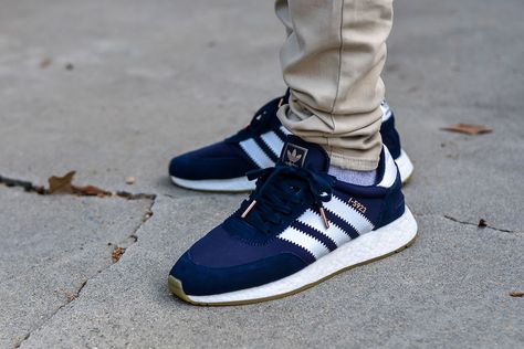 See how the Adidas I-5923 Iniki Navy & White look on feet in this video review. Find out where you can buy these Adidas I-5923 Iniki online! Outfit Short, White Look, Sneakers Adidas, Nike Free Shoes, Free Shoes, All About Shoes, Adidas Gazelle Sneaker, Adidas Pants, Sneaker Collection