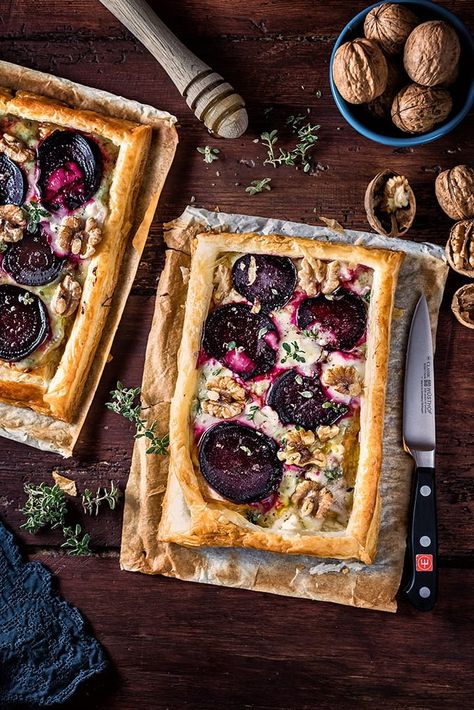 This super-easy goat's cheese and beetroot puff pastry tart makes a great vegetarian starter or light lunch. Blue Cheese Tart, Vegetarian Starters, Breakfast Tart, Beetroot Recipes, Beet And Goat Cheese, Goat Cheese Tart, Savory Tarts, Puff Pastry Tart, Italian Pastry