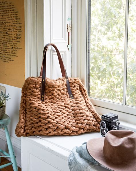 Purl Side Tote | Arm Knitting Patterns from Knitting Without Needles by Anne Weil Loop Knitting, Chunky Knit Pillow, Super Chunky Knit, Sac Tote Bag, Arm Knit, Big Yarn, Bamboo Products, Knit Blankets, Knitting Tote