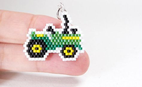 Beaded Tractor, Seed Beads Diy, Miyuki Beads Pattern, Seed Bead Projects, Holiday Beading, Beaded Earrings Tutorials, Brick Stitch Pattern, Seed Bead Patterns, Bead Weaving Patterns