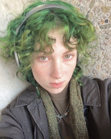 Short Green Hair Aesthetic, Light Green Hair Aesthetic, Light Green Hair Dye, Short Curly Green Hair, Green Hair Girl Aesthetic, Curly Hair Dyed Tips, Green Fluffy Hair, Green Haired Characters, Green Hair Outfit