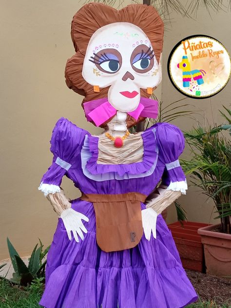 Mamá Imelda de coco en piñata Mama Imelda Coco, Piñata Halloween, Halloween Pinata, Halloween Idea, Mexican Theme, Mexican Party Theme, Dia De Muertos, Party Themes, Coco