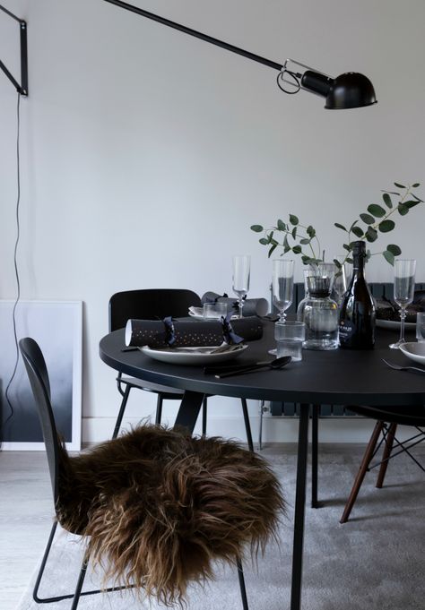 Round Christmas Tables, Black Dining Set Decor, All Black Dining Table, Black Dining Table Setting, Round Black Dining Table Decor, Black Dining Table Round, Black Round Table Decor, Dining Black Table, Black Round Kitchen Table