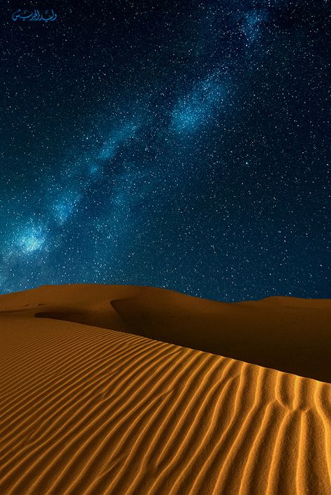 Saudi Arabian desert. Now this i want to see but only at night cuz i don't want the sun to roast me, literally. Arabian Dessert, Space Desert, Desert At Night, Arabian Desert, Milky Way Photography, Desert Night, Wallpaper Images Hd, Desert Photography, Background Images Hd