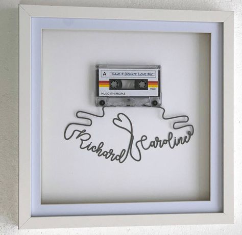 Cassette Tape Table, Cassette Tape Art Diy, Creative Frame Ideas, Music Decor Diy, Cassette Crafts, Casette Tape Art, Vinyl Canvas Ideas, Music Art Ideas, Cassette Tape Crafts