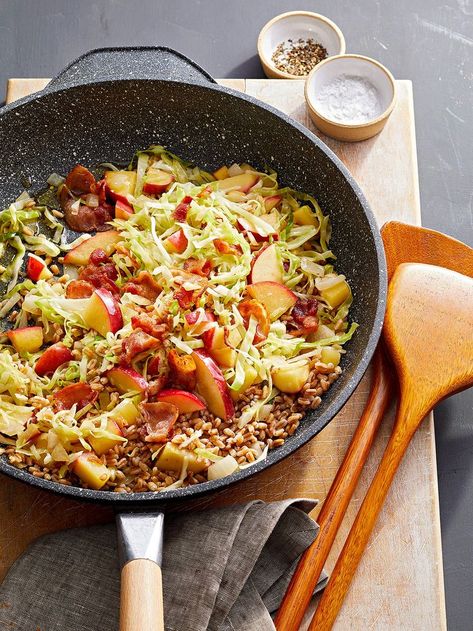 Cabbage and Apple Farro Toss Apple Meals, Grain Sides, Vegetarian Casseroles, Salad Cabbage, Grain Dishes, Grain Salads, Low Salt Recipes, Winter Salad Recipes, Grain Recipes