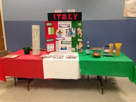 WTD Italy table International Day At School Ideas Italy, Italy Swaps World Thinking Day, Italy Poster Board Project, Italy School Project, Italy Classroom Decoration, World Thinking Day Italy, Italy Decorations Party, Italy Crafts For Kids, Little Italy Party