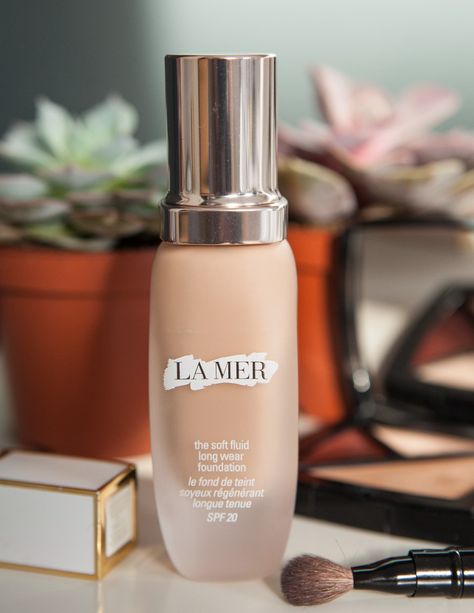 La Mer the soft fluid Long Wear foundation by Emma Miranda Moore for Disneyrollergirl. La Mer Soft Fluid Long Wear Foundation is a light but creamy foundation formula containing the signature La Mer ‘miracle broth’ for added hydration/ Although it goes on slightly pink-tinged at first, it seems to adapt to my skin tone. Read more on Disneyrollergirk La Mer Foundation, Beauty Recommendations, Creamy Foundation, Miracle Broth, Long Wear Foundation, The Best Foundation, Kawaii Makeup, Double Wear, Foundation Shades