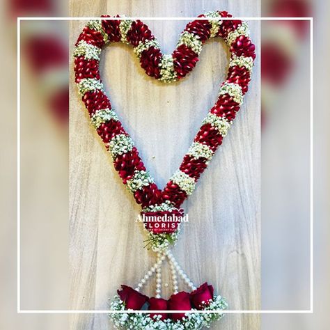 Wedding Garlands South Indian Marriage, Wedding Garlands South Indian, South Indian Marriage, Wedding Decor Red Roses, Rose Garland Wedding, Flower Garland Diy, Royal Indian Wedding, Indian Wedding Garland, Bridal Hairstyle Indian Wedding