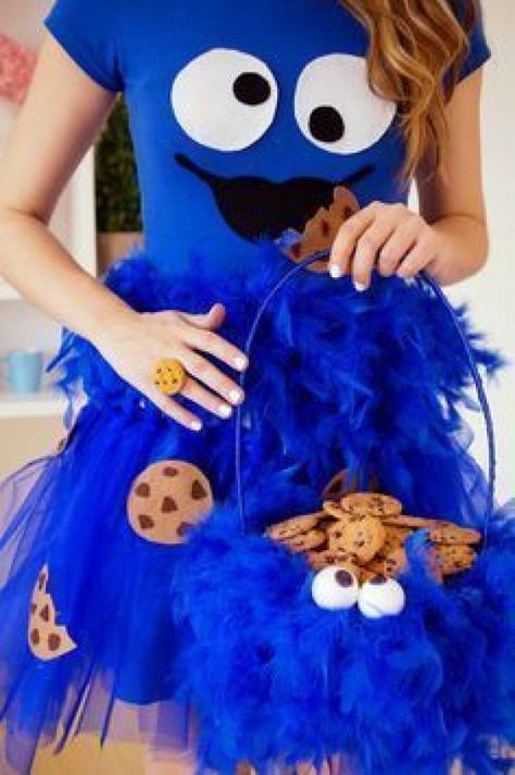 DIY Cookie Monster Halloween Costume -- Step by step on blog! #halloweencostumesforadults #halloween #costumes #for #adults #dresses Monster Costume Diy, Cookie Monster Halloween Costume, Monster Cookies Halloween, Cookie Monster Costume, Monster Costume, Diy Costumes Women, Monster Costumes, Diy Halloween Costumes For Women, Homemade Halloween Costumes