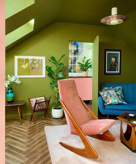 Green Sofa Living, Mid Century Bedroom, Loft Room, Green Walls, Home Remodel, Colour Pattern, Living Room Green, Design Sofa, Green Interiors