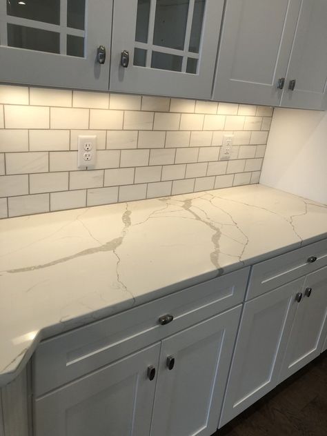 Replacing Kitchen Countertops, Calacatta Quartz, Solid Surface Countertops, Quartz Kitchen Countertops, Quartz Kitchen, Countertop Design, Kitchen Marble, Kitchen Worktop, Kitchen Redo