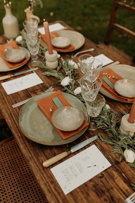 Rustic Earthy Wedding, Terracotta Olive Wedding, Earth Tone Table Setting, Fall Wedding Plates Table Settings, Simple Fall Table Settings, Earthy Table Setting, Simple Table Settings Wedding, Boho Wedding Place Settings, Southwest Wedding Decor