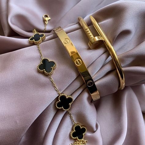 Upcoming Clover Bracelet Aesthetic, Must Have Jewelry For Women, Jewelry Inspo Aesthetic, Cute Jewelry Aesthetic, Cartier Bracelet Aesthetic, Luxury Jewelry Aesthetic, Gold Aesthetic Jewelry, Jewlery Aesthetic, Jewelry Accessories Aesthetic