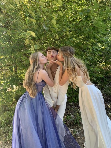 Prom Sister Pictures, Best Friend Prom Pictures Aesthetic, Three People Prom Poses, Prom Best Friends, Prom Poses For 3 Friends, Cute Prom Pics With Friends, Prom Poses For Trios, Prom Photography Poses Friends, Prom Pics With Friends Group Poses