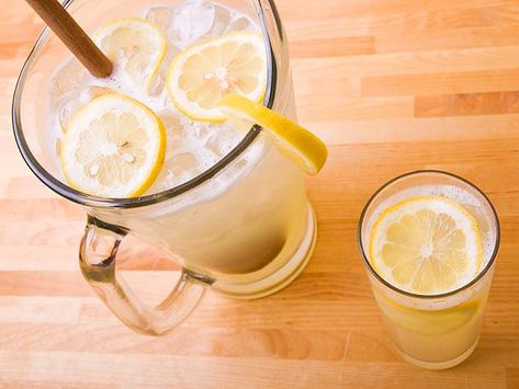 Classic Lemonade Recipe Fresh Limeade Recipe, Fresh Drink Recipes, Classic Lemonade Recipe, Hot Dog On A Stick, Easy Lemonade, Brazilian Lemonade, Limeade Recipe, Fresh Drink, Wine Recommendations