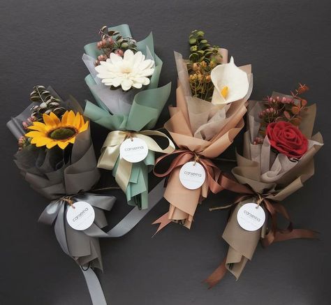 Pin de Ely Hr' en Single flower bouquet en 2022 | Origami sencillo, Arreglos florales diy, Arreglos florales creativos How To Wrap A Bouquet In Paper, Centerpiece With Flowers, Single Flower Bouquet, Flower Boquet, Diy Bouquet Wrap, A Bunch Of Flowers, Flower Bouquet Diy, Flower Box Gift, Flower Business