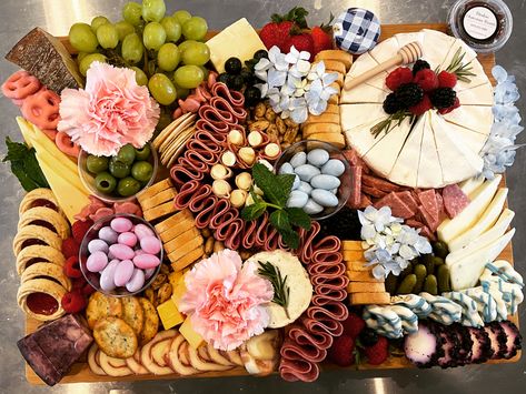 Gender reveal board Gender Reveal Cheese Board, Gender Reveal Catering, Charcuterie Board For Gender Reveal, Charcuterie Board Gender Reveal, Gender Reveal Charcuterie Board Ideas, Baby Shower Cheese Board, Gender Reveal Appetizers, Gender Reveal Charcuterie Board, Gender Reveal Food Table