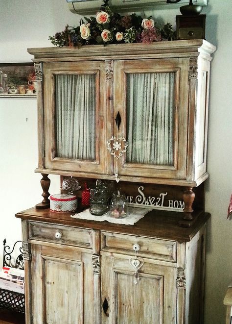 Shabby chic rustic credenza Credenza Shabby, Redone Furniture, Country Primitive Decor, Vintage Credenza, Ethnic Decor, Shabby Style, Ideas Casa, Chic Kitchen, French Country Decorating