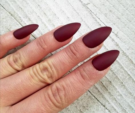 Nail Art Maroon, Red Fake Nails, Nails Maroon, Faux Nails, Maroon Colour, Wine Nails, Maroon Nails, Squoval Nails, Nails Stiletto