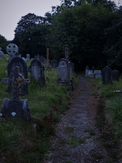 19 Years Old Girl, Old Cemetery, Lockwood And Co, Old Cemeteries, Southern Gothic, Gothic Aesthetic, Dark Photography, Pretty Places, Photography Inspo