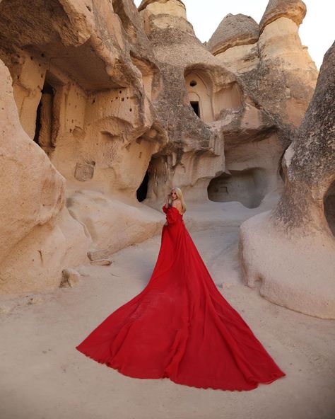 Selma Ali on Instagram: “Paşabağ Yolu but make it glamorous ❤️ The area around Pasabag has many elevated viewpoints and the fairy chimneys are quite amazing. The…” Santorini Flying Dress, Long Train Dress, Grand Canyon Pictures, Dress For Photoshoot, Flying Dress, Istanbul Turkey Photography, Travel Pose, Train Dress, Dubai Vacation