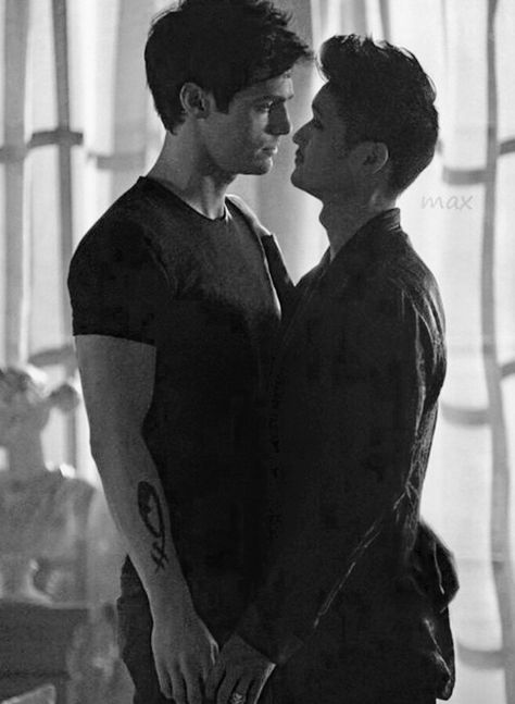 Magnus and Alec | Shadowhunters Alec Shadowhunters, Shadowhunters Series, Magnus And Alec, Dominic Sherwood, Cassandra Clare Books, Shadowhunters Malec, Matthew Daddario, Alec Lightwood, City Of Bones