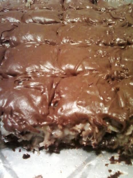 Here's a Great dessert for Potlucks, gatherings, tailgating, etc- It's a simple way to turn a plain brownie into a giant pan of Mounds bar Brownies! 1 Mounds Brownies, Mounds Cake, Farm Cooking, Resep Brownies, Potluck Desserts, Brownie Toppings, Brownie Desserts, Delicious Brownies, Cookie Bar Recipes