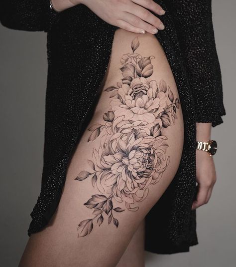 Tritoan Ly sur Instagram : « Chrysanthemum and Peony done in Toronto. Done freehand as per usual » Floral Hip Tattoo, Flower Hip Tattoos, Upper Thigh Tattoos, Hip Tattoo Designs, Floral Thigh Tattoos, Flower Thigh Tattoos, Hip Thigh Tattoos, Hip Tattoos, Thigh Tattoo Designs