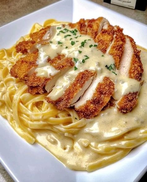 Crispy Chicken Alfredo, Chicken Linguine, Creamy Garlic Pasta, Egg Recipe, Crispy Fried Chicken, Garlic Pasta, Food Therapy, Yummy Comfort Food, Think Food