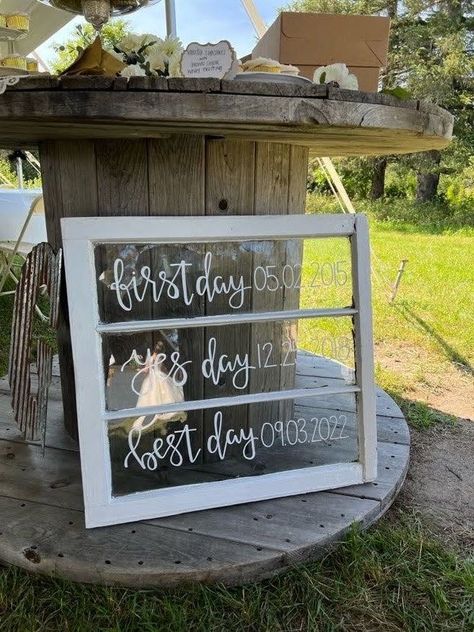 Window Welcome Sign Wedding, Old Window Wedding Signs, Window Pane Wedding Decor, Old Window Wedding Decor, Wedding Window Signs, Wedding Window Decorations, Wedding Sign Holder, Window Wedding Decor, Signs For Weddings