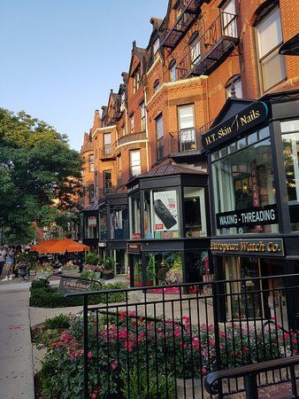 Newbury Street, Back Bay, Boston, MA.  Used to be marshland, now it's brownstones and shopping. East Coast College, Boston Fall Aesthetic, Living In Boston Aesthetic, Boston City Aesthetic, Autumn In Boston Aesthetic, Newberry Street Boston, Boston Suburbs, Boston Newbury Street, Boston Brownstone