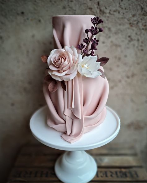 Elegance dusky drape cake with sugar flowers Drape Cake, Wedding Cake Peach, Wedding Cake Trends, Textured Wedding Cakes, Wedding Cake Art, Images Beautiful, Fondant Wedding Cakes, Elegant Modern Wedding, Cake Classes