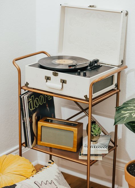 Boho Record Player Nook | LivvyLand Interior Design Country, Room Deco, Retro Home Decor, Shabby Chic Homes, Chic Home Decor, Style At Home, Western Decor, Record Player, Retro Home