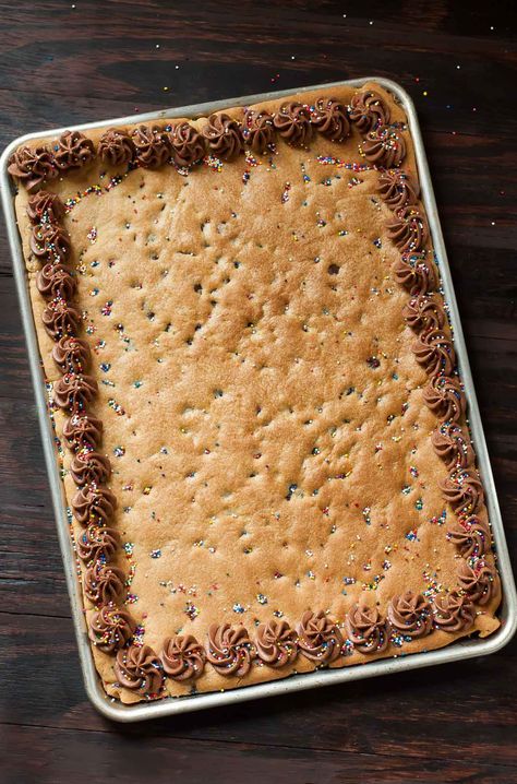 Homemade Sheet Pan Cookie Cake Recipe - This classic chocolate chip cookie cake is a total game changer in sheet pan form! Serves a crowd. Sheet Pan Cookie Cake, Chocolate Peanut Butter Frosting, Resepi Biskut, Resipi Kek, Pan Cookies, Coconut Dessert, Chocolate Chip Cookie Cake, Giant Cookie, Cookie Cake Recipe