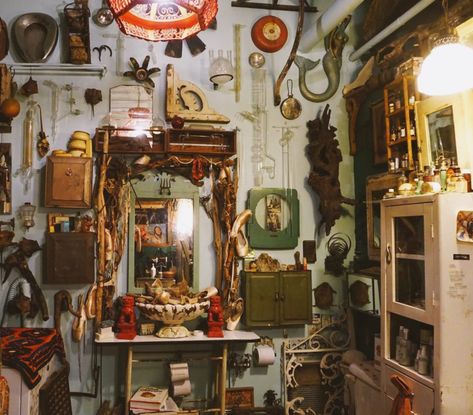 House Of Curiosities, Room Of Curiosities, Cabinets Of Curiosities, Cabinet Of Curiosities Aesthetic, Collections Of Objects Display, Clutter Core Aesthetic, Goblin Core Room, Clutter Core, Goblincore Room