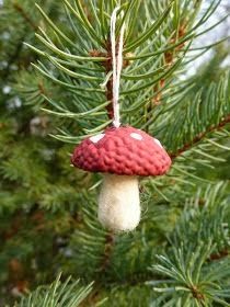 Toadstool Ornaments, Yule Tree, Enchanted Tree, Mushroom Crafts, Acorn Crafts, Nature Craft, Fairy Tree, Woodland Christmas, Felt Christmas Ornaments